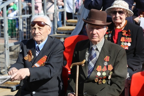 День Победы в Смоленске начался парадом, а закончился салютом