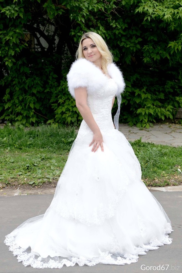 Модель в свадебном платье от агентства «Шармон» (Смоленск).