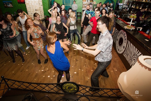 Сальса вечеринки танцевального проекта «Bailaremos» (Смоленск)(salsa/bachata/kizomba) в клубе «Zanzibar» (Смоленск). фото: Александр Ли.