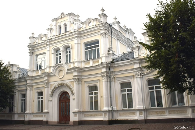 Дворец бракосочетания в Смоленске располагается в здании, которое является памятником архитектуры девятнадцатого века — бывший дом Энгельгардта.